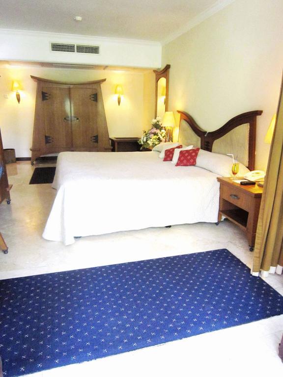 فندق سورابايافي  Equator الغرفة الصورة