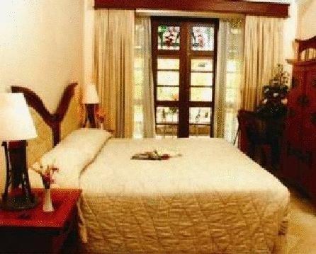 فندق سورابايافي  Equator الغرفة الصورة