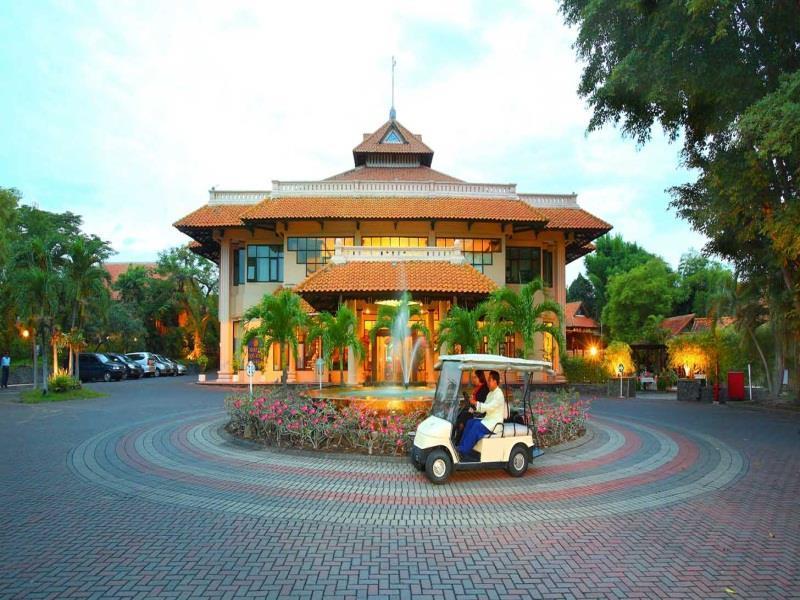 فندق سورابايافي  Equator المظهر الخارجي الصورة