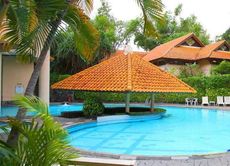 فندق سورابايافي  Equator المظهر الخارجي الصورة